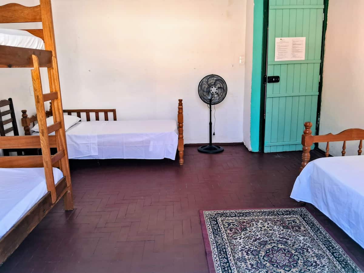 Quarto Cafezal da Pousada Érin com camas organizadas