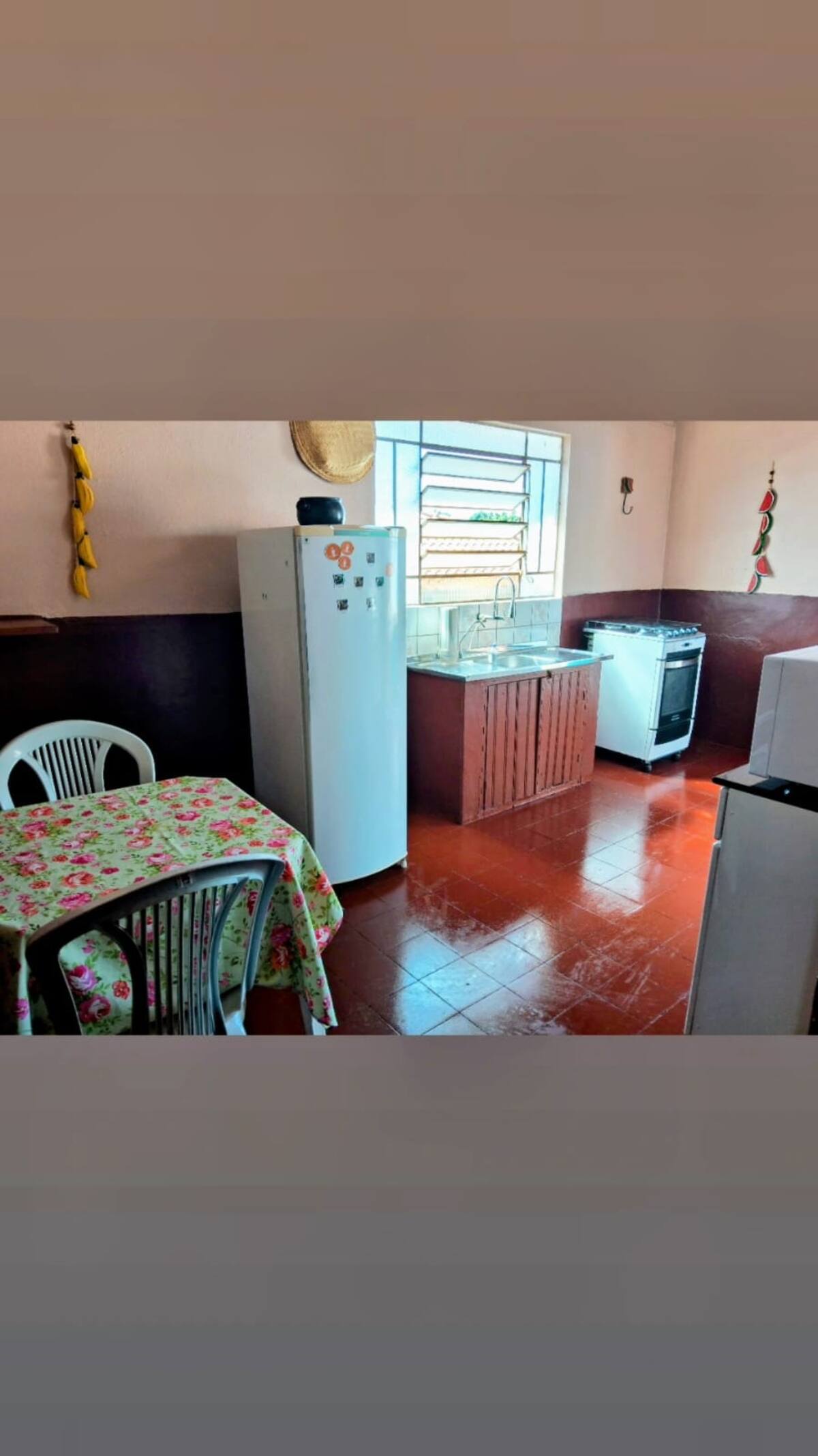 Quarto da Pousada Érin com decoração simples e aconchegante