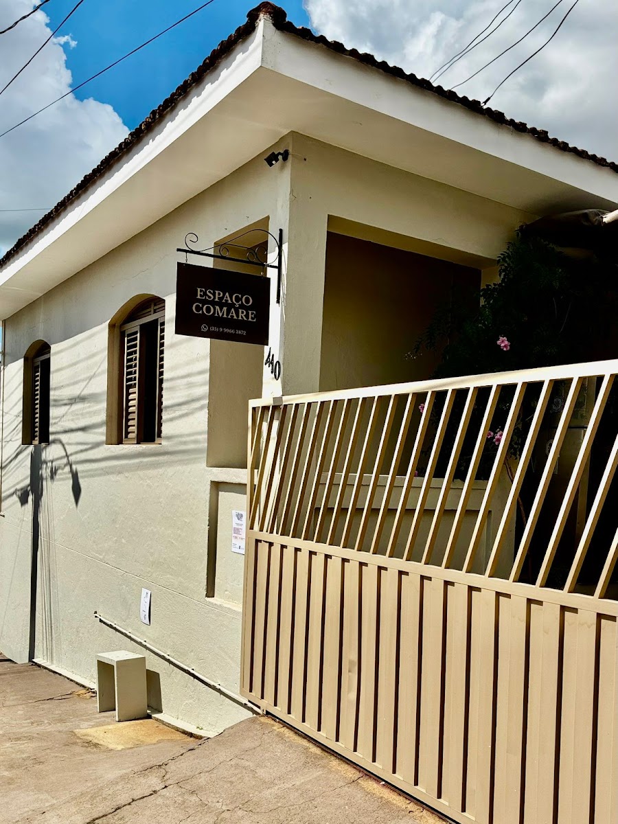 Fachada principal da Pousada Érin no Google Maps